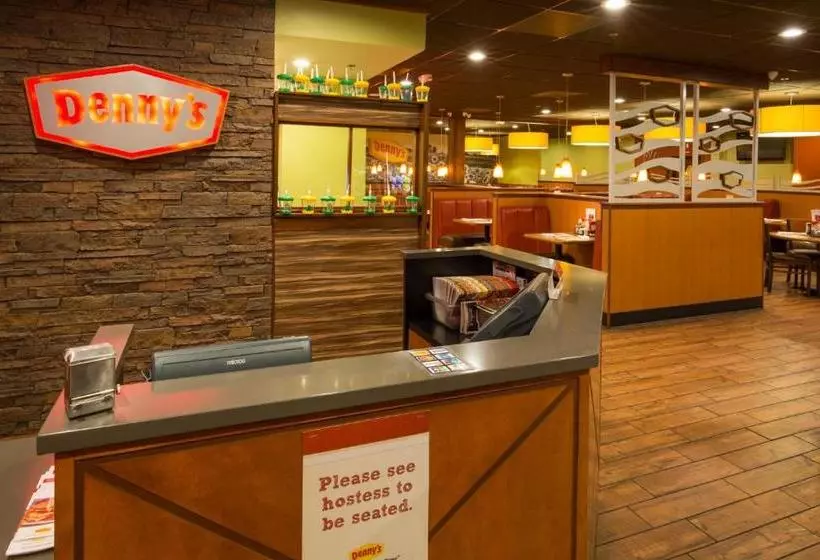 בית מלון כפרי Ramada By Wyndham Medford & Conference Center