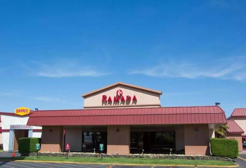 בית מלון כפרי Ramada By Wyndham Medford & Conference Center