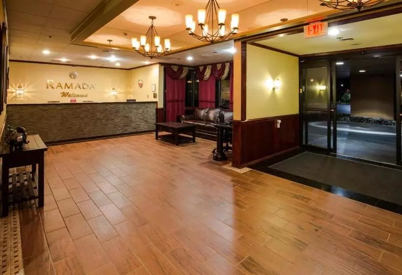 בית מלון כפרי Ramada By Wyndham Medford & Conference Center