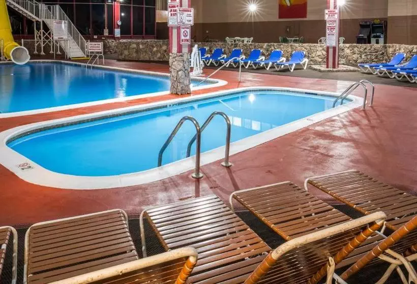 בית מלון כפרי Ramada By Wyndham Medford & Conference Center