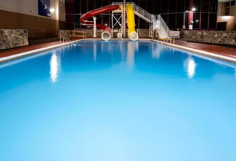 בית מלון כפרי Ramada By Wyndham Medford & Conference Center