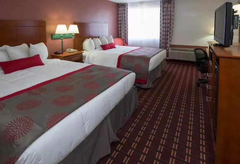 בית מלון כפרי Ramada By Wyndham Medford & Conference Center