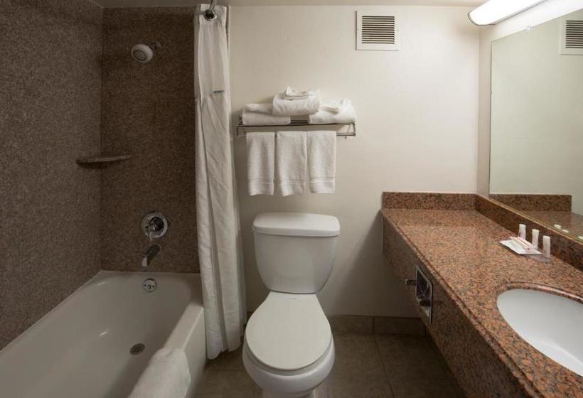 فندق Ramada By Wyndham Medford  & Conference Center