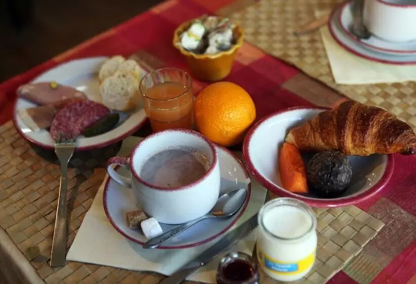 Отель Logis Auberge De Tavel