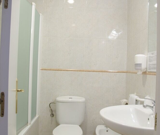 هتل Barajas Plaza