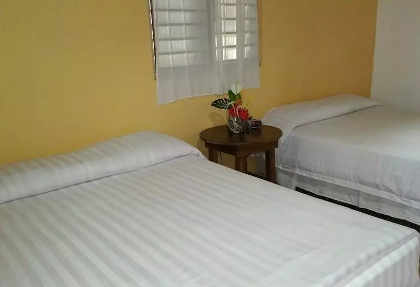 هتل Caribbean Coral Inn Tela