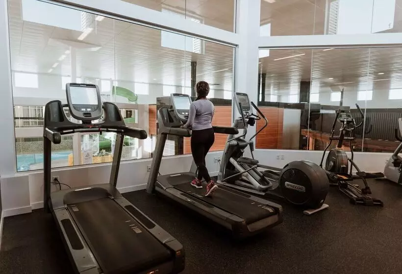 ホテル Coast Nisku Inn & Conference Centre