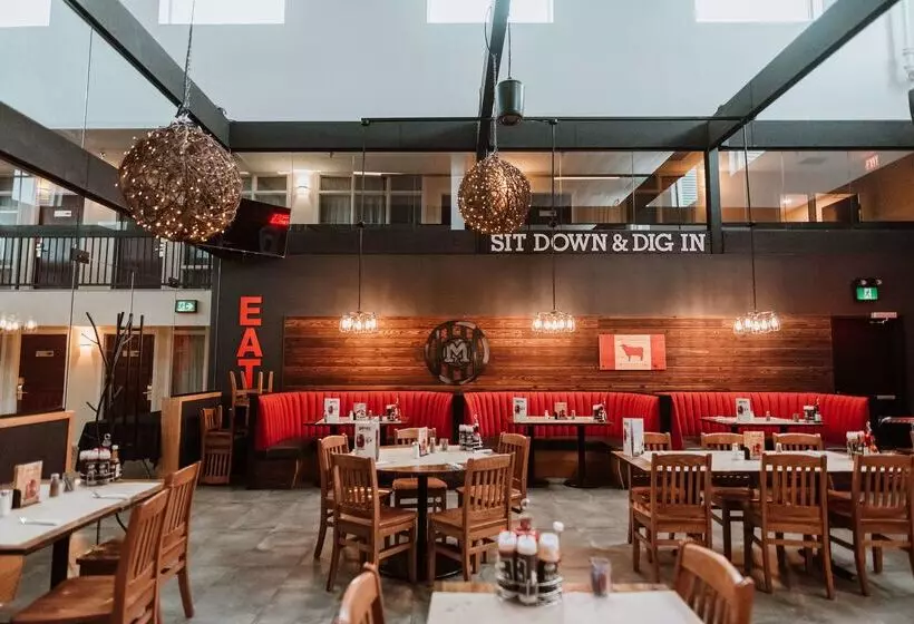 ホテル Coast Nisku Inn & Conference Centre