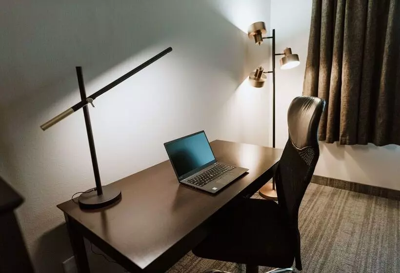 ホテル Coast Nisku Inn & Conference Centre