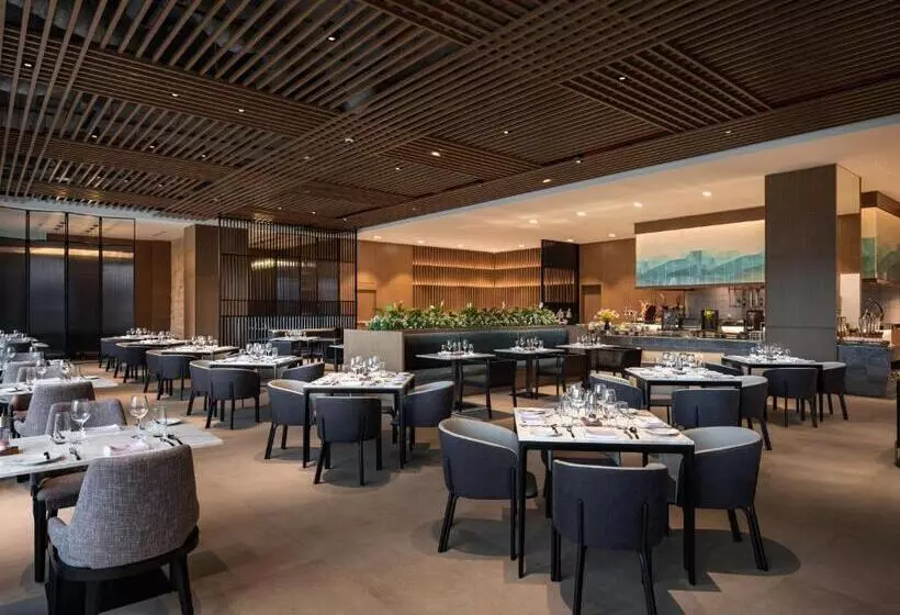 ホテル Crowne Plaza Danang City Centre, An Ihg