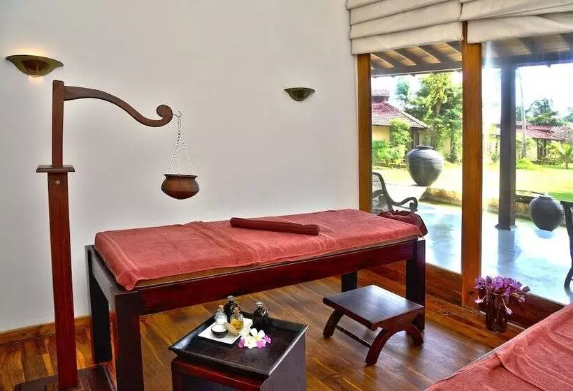 בית מלון כפרי Weligama Bay Resort