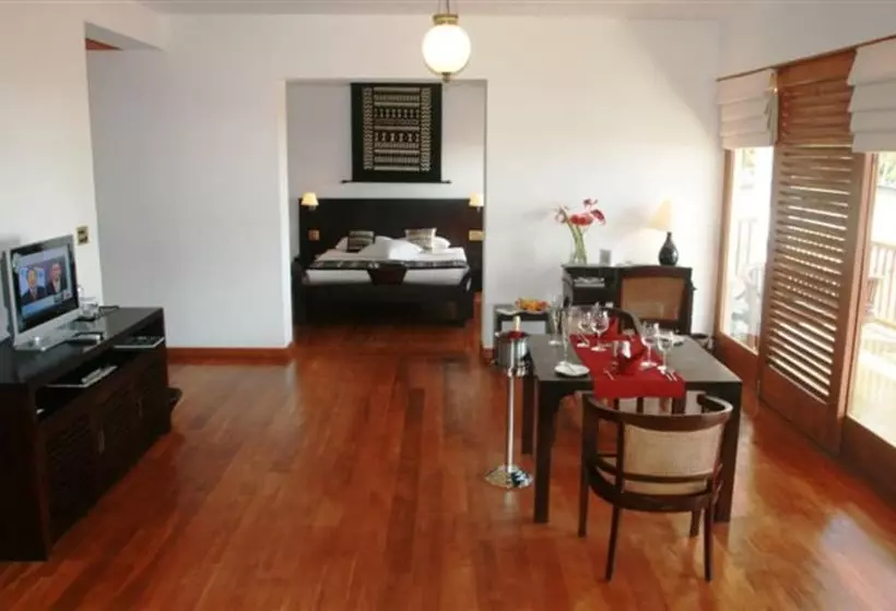 בית מלון כפרי Weligama Bay Resort