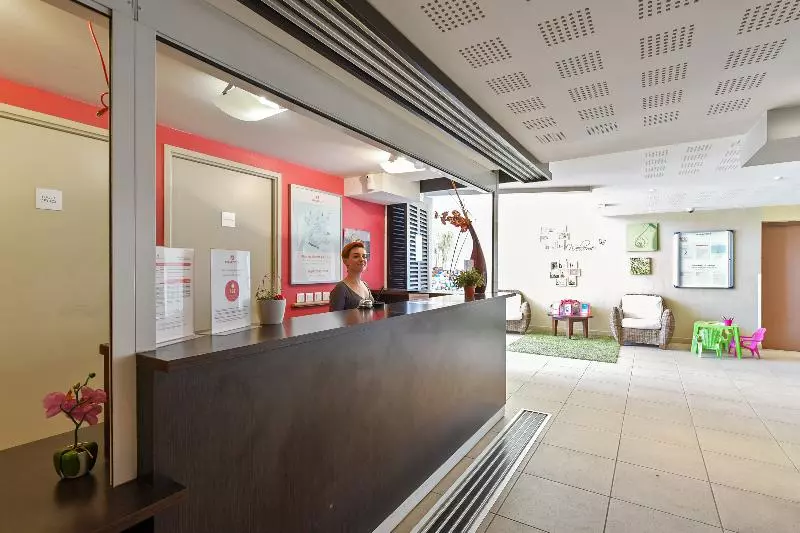 Отель Zenitude Hôtel Résidences Toulon Six Fours