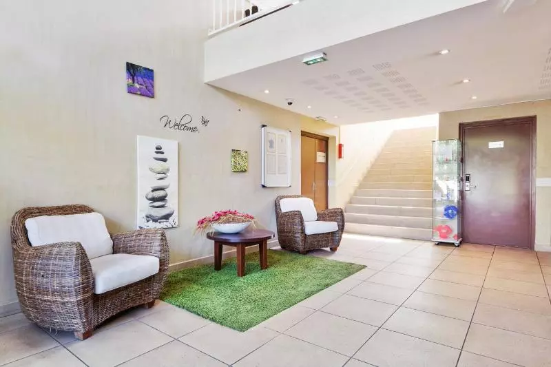 Отель Zenitude Hôtel Résidences Toulon Six Fours