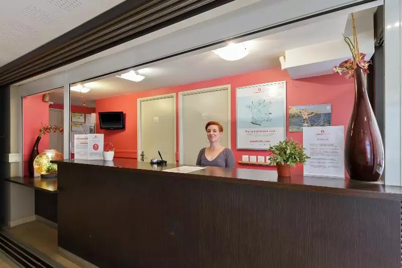 Отель Zenitude Hôtel Résidences Toulon Six Fours