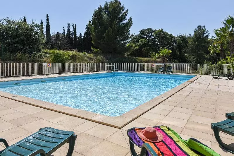 Отель Zenitude Hôtel Résidences Toulon Six Fours