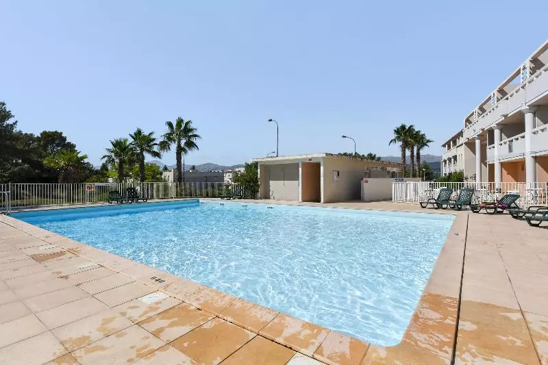 Отель Zenitude Hôtel Résidences Toulon Six Fours