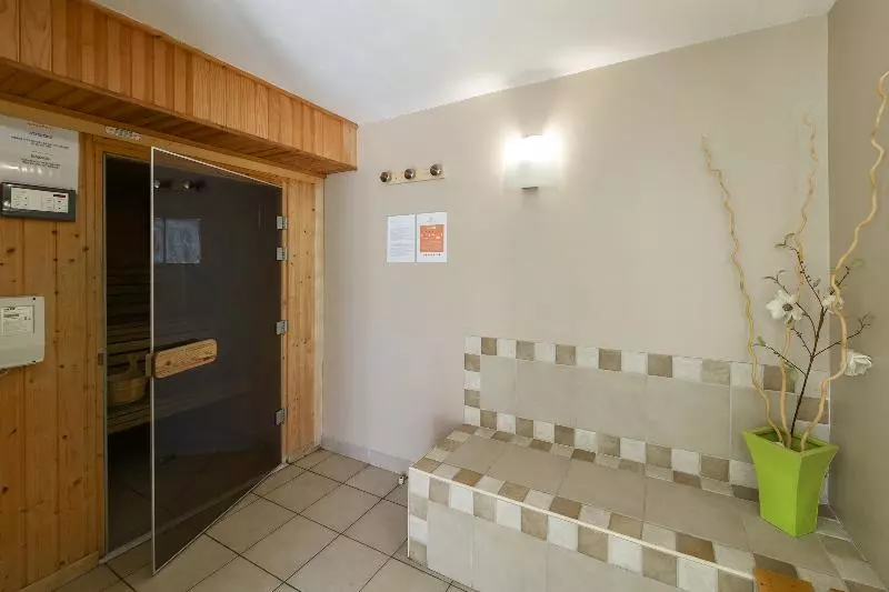 Отель Zenitude Hôtel Résidences Toulon Six Fours