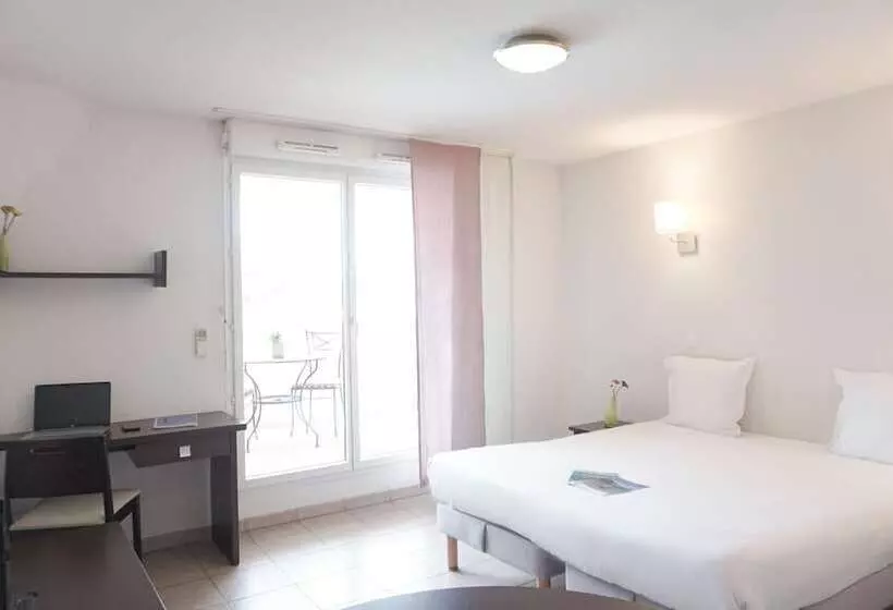 Отель Zenitude Hôtel Résidences Toulon Six Fours