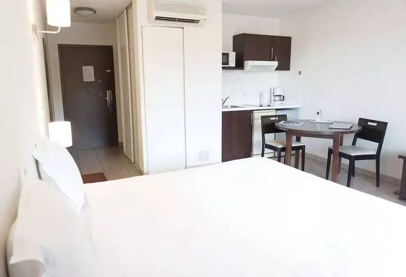 Отель Zenitude Hôtel Résidences Toulon Six Fours