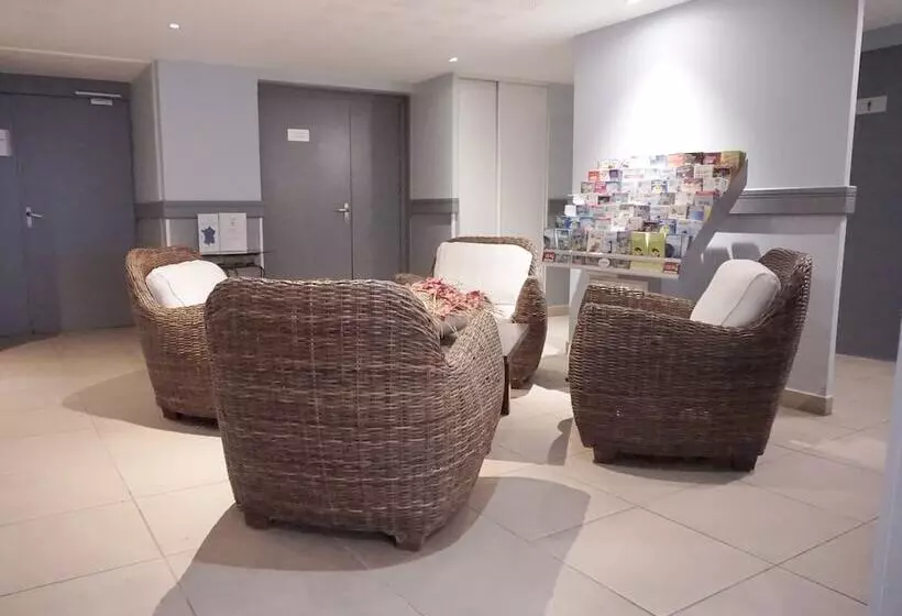 Отель Zenitude Hôtel Résidences Toulon Six Fours