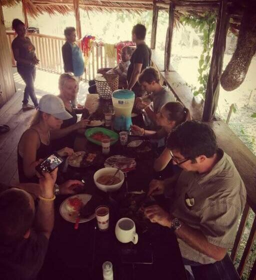 تختخواب و صبحانه Bungalow In The Jungle  Ecolodge Huitoto