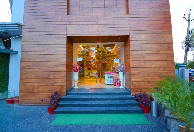 בית מלון כפרי Vaccinated Staff Capital O 38623 Pathankot Club