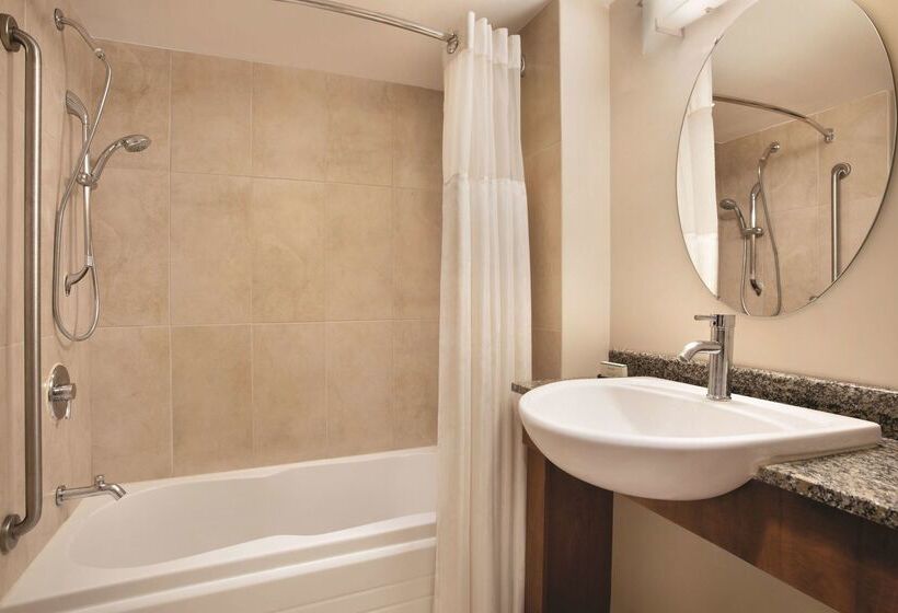 فندق Embassy Suites Montréal By Hilton