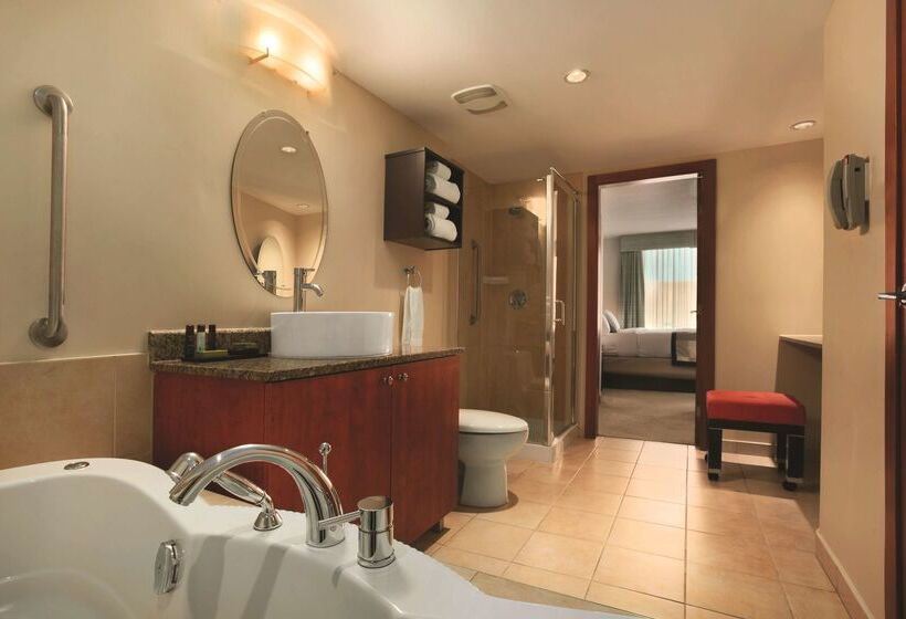 فندق Embassy Suites Montréal By Hilton