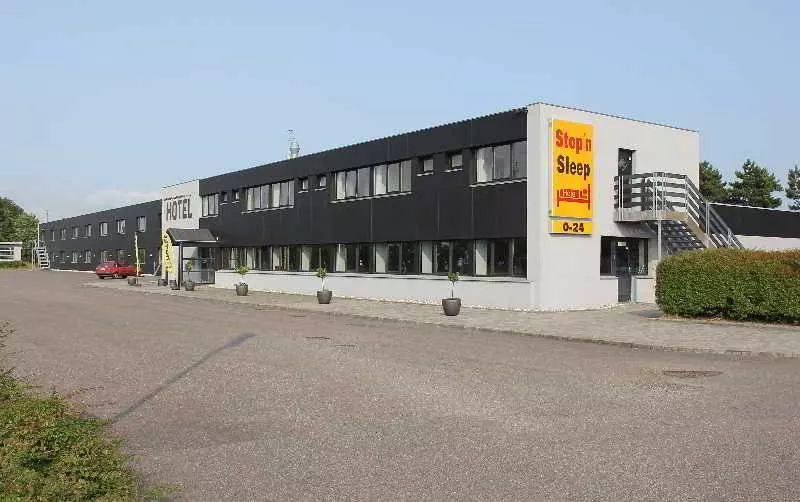 Отель Stop N Sleep