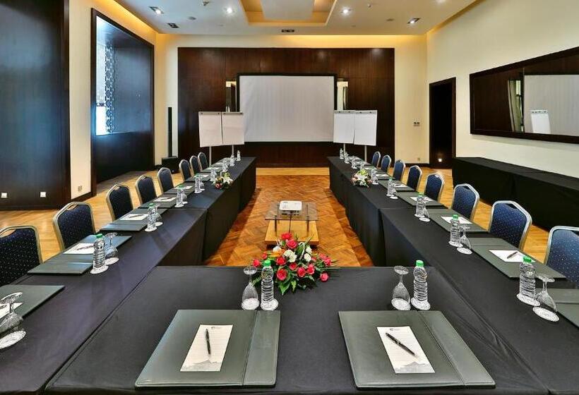 Отель L  Amphitrite Palace Resort & Spa