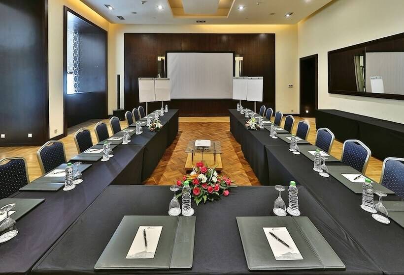 Отель L  Amphitrite Palace Resort & Spa