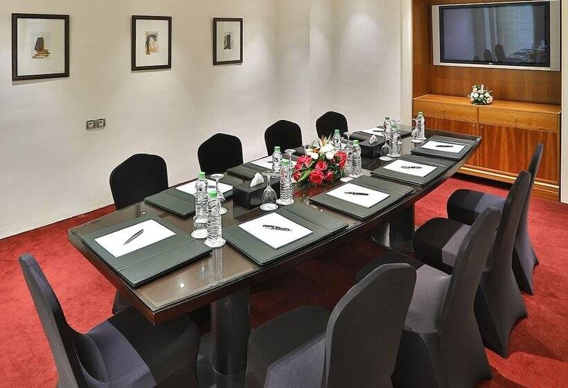 Отель L  Amphitrite Palace Resort & Spa