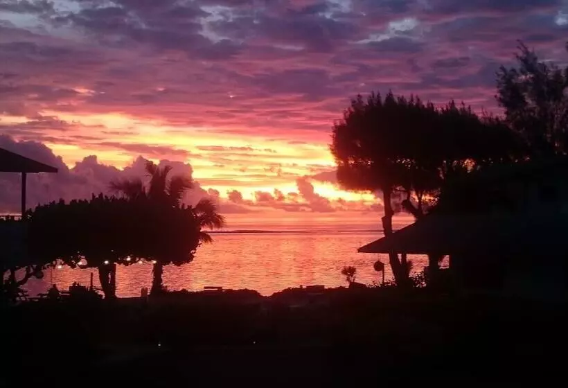 هتل Aroa Beachside Resort