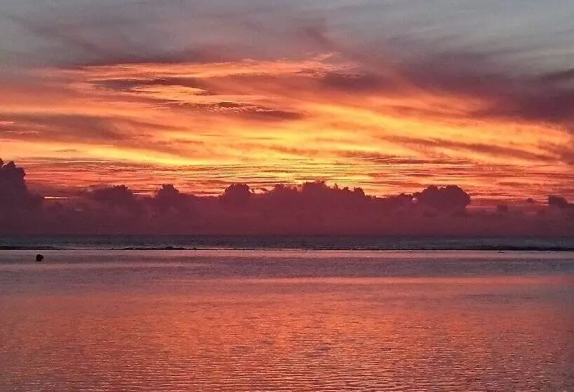 هتل Aroa Beachside Resort