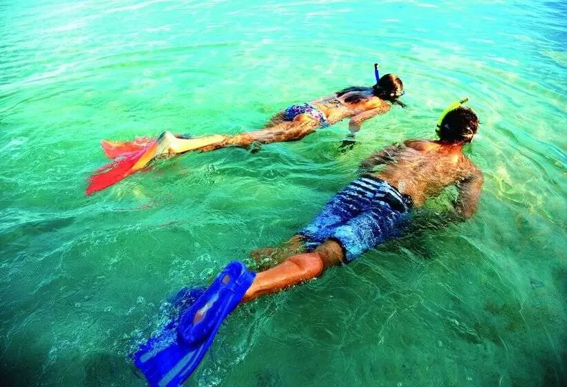 هتل Aroa Beachside Resort