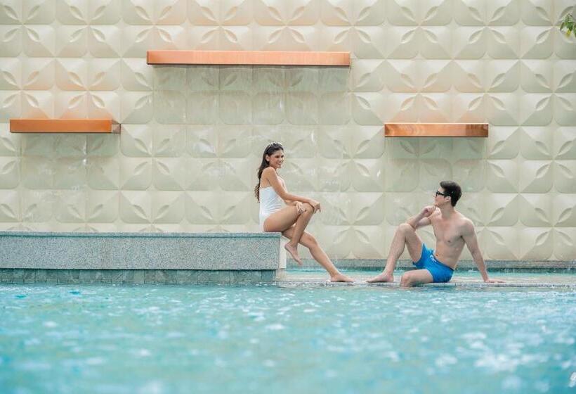 Novotel Living Bangkok Sukhumvit Legacy