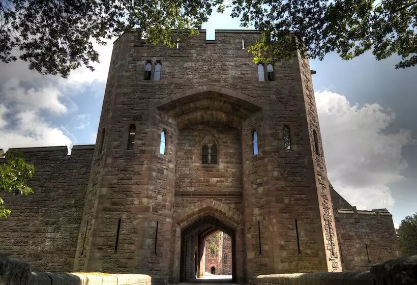 Hotel Peckforton Castle