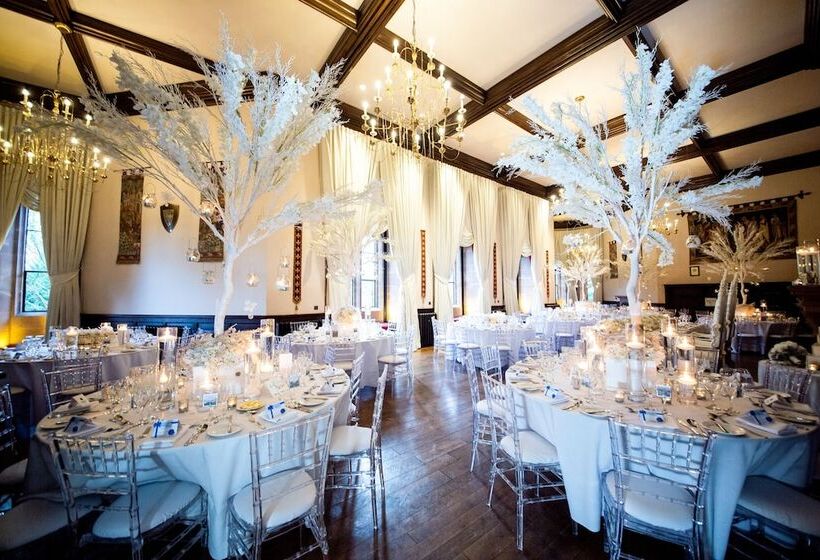 فندق Peckforton Castle