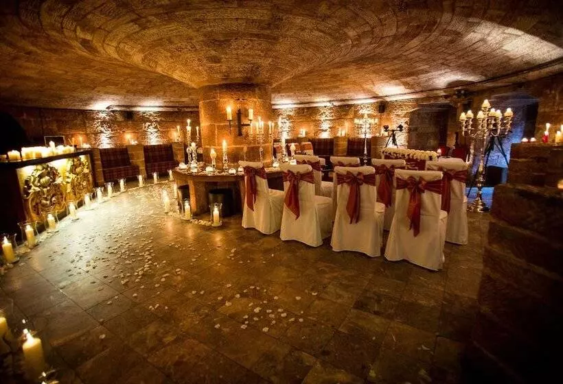 Hotel Peckforton Castle