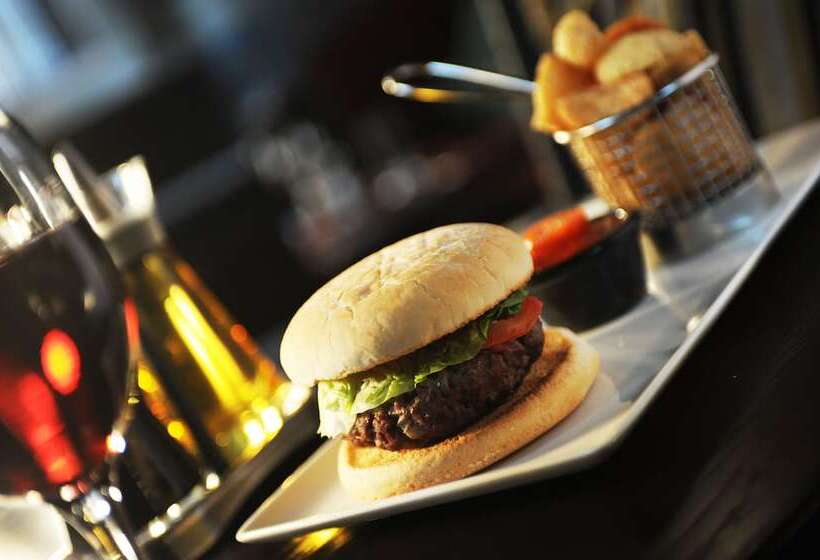 فندق Peckforton Castle