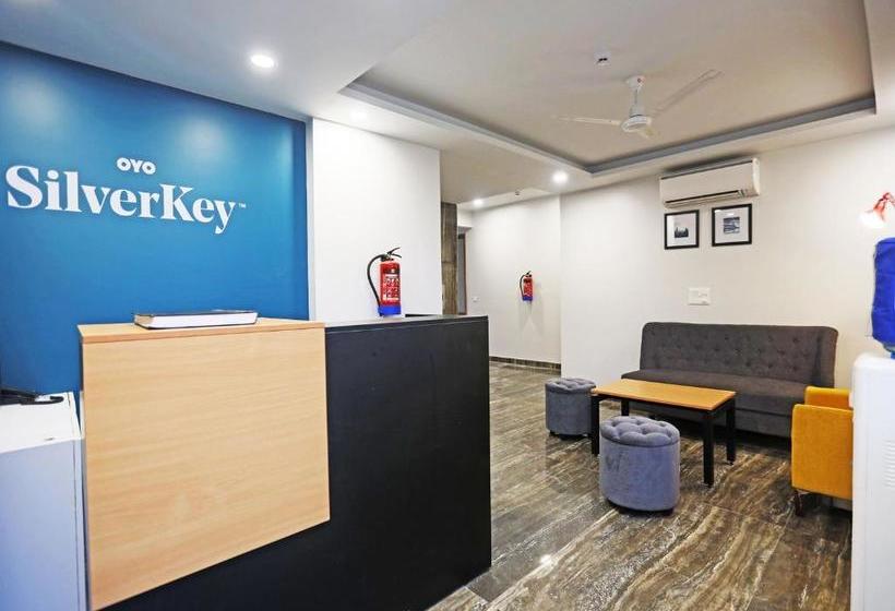 ホテル Oyo 78645 Silver Key Stayi Now Sun Pharma Rd