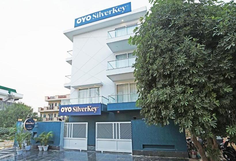 ホテル Oyo 78645 Silver Key Stayi Now Sun Pharma Rd