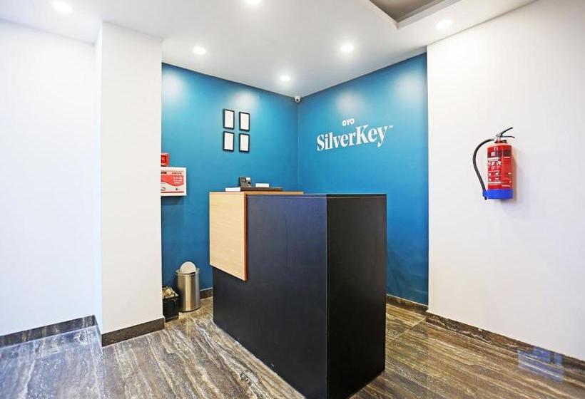 ホテル Oyo 78645 Silver Key Stayi Now Sun Pharma Rd