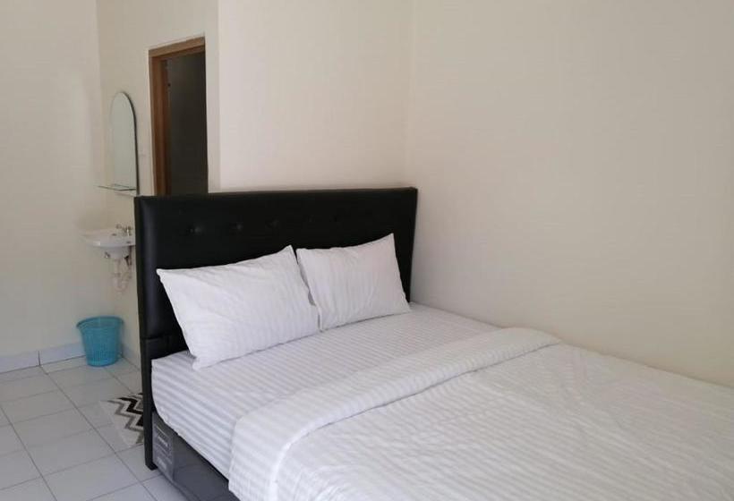 فندق Oyo 90228 Villa Ratu Kencana Sari