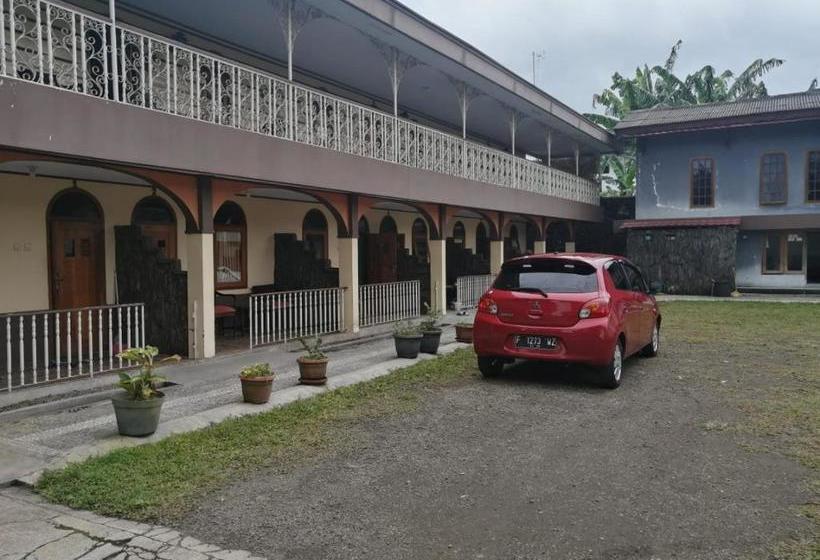 فندق Oyo 90228 Villa Ratu Kencana Sari