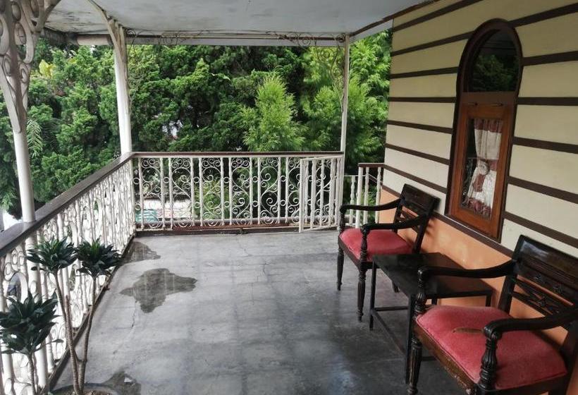 فندق Oyo 90228 Villa Ratu Kencana Sari