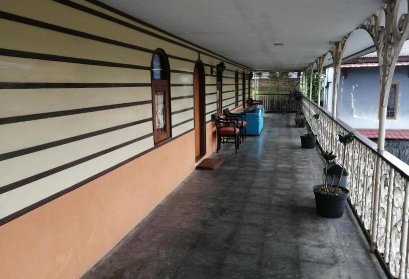 فندق Oyo 90228 Villa Ratu Kencana Sari