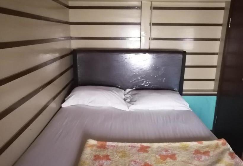 فندق Oyo 90228 Villa Ratu Kencana Sari