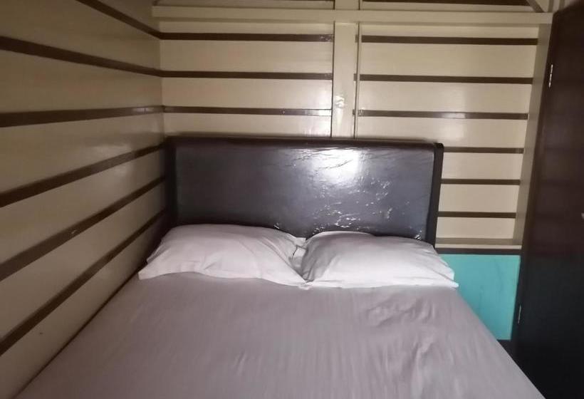 فندق Oyo 90228 Villa Ratu Kencana Sari